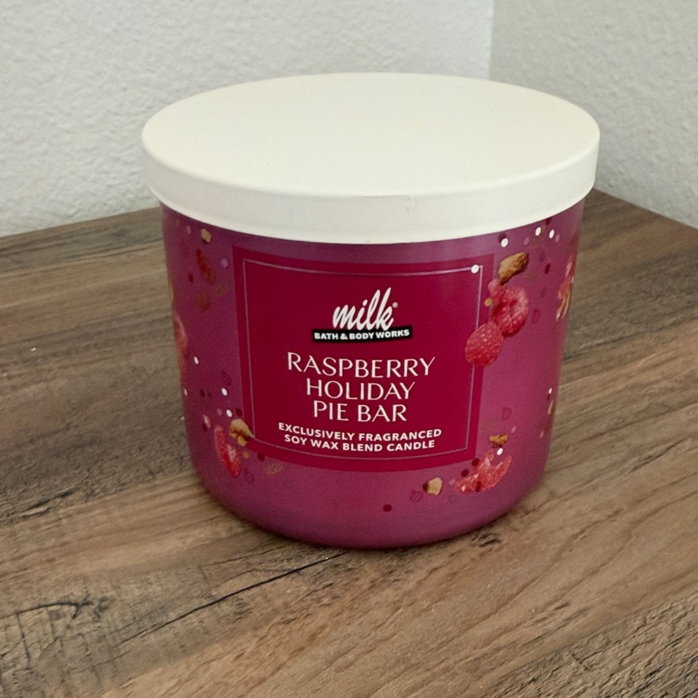 Bath & Body Works Raspberry Holiday Pie Bar 3 Wick Candle